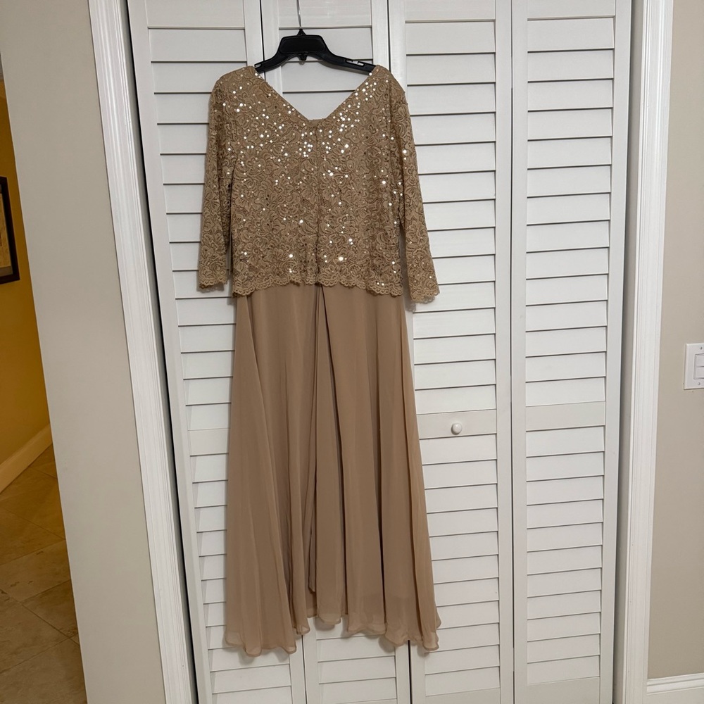 Roman’s Lace popover evening formal gown - Picture 5 of 7